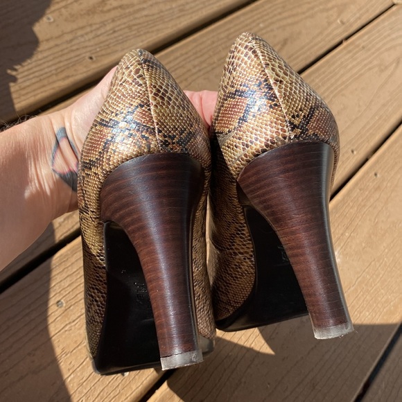 Anne Klein Clemence 3 faux snakeskin stacked look heel pumps in gold/ brown 10 - Picture 10 of 11